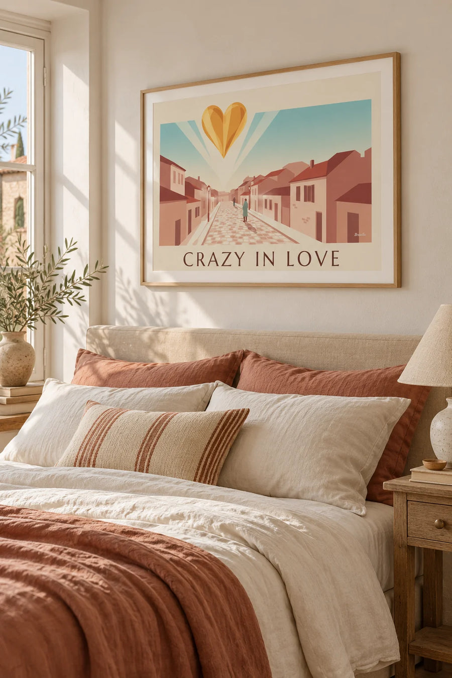 Poster goldenes Herz „Crazy in Love“ auf puderrosa Hintergrund: gerahmt an der Wand