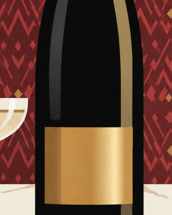 La bouteille noire et son étiquette dorée, devant le motif en zigzags rouges