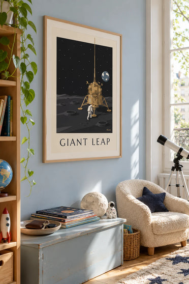 Poster Astronaut auf dem Weg zur Mondlandefähre auf dem Mond: gerahmt an der Wand
