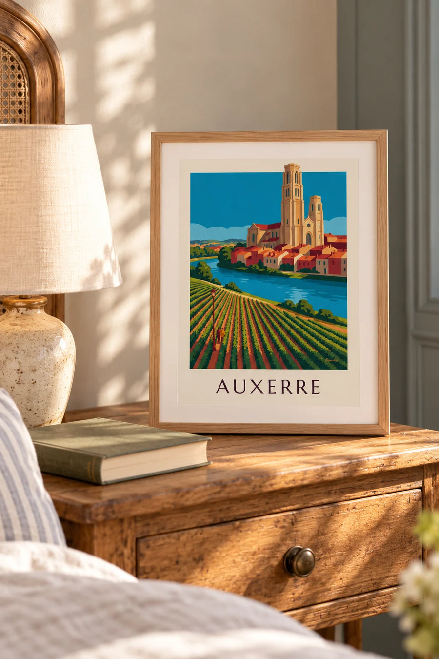 Poster dei vigneti di Auxerre e della cattedrale sulle rive dell'Yonne: formato piccolo A4 con cornice