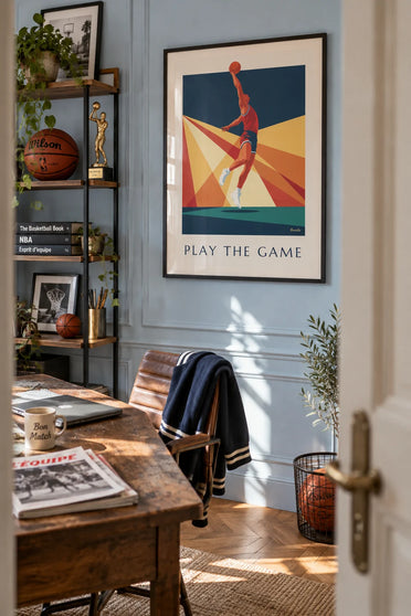 Poster di un giocatore di basket in schiacciata su sfondo a raggi: incorniciato al muro