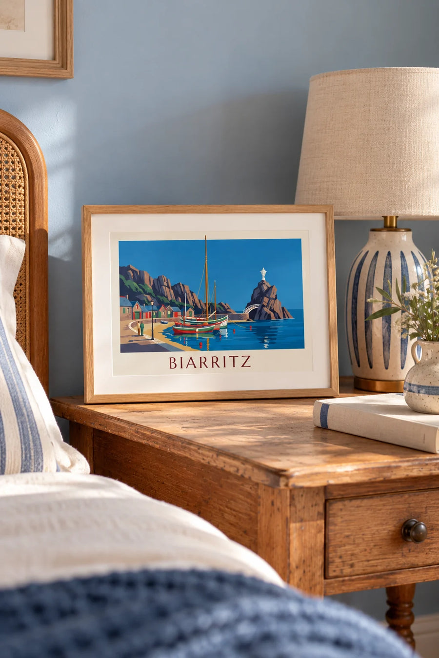 Poster mit Fischerhafen von Biarritz und Rocher de la Vierge: kleines Format A4 gerahmt