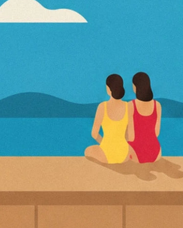 Le due donne di spalle in costume giallo e rosso, sedute di fronte alla laguna