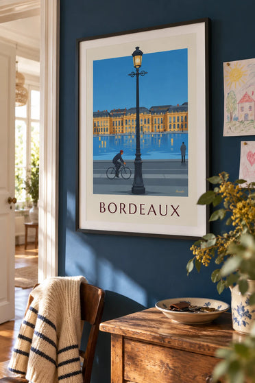Poster ciclista davanti allo specchio d'acqua di Bordeaux al crepuscolo: incorniciato alla parete
