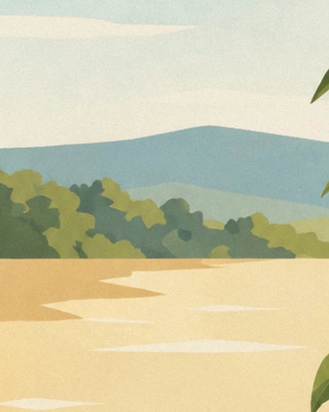 Colline bleutée, bosquets verts et rive de sable doré, sous un ciel clair