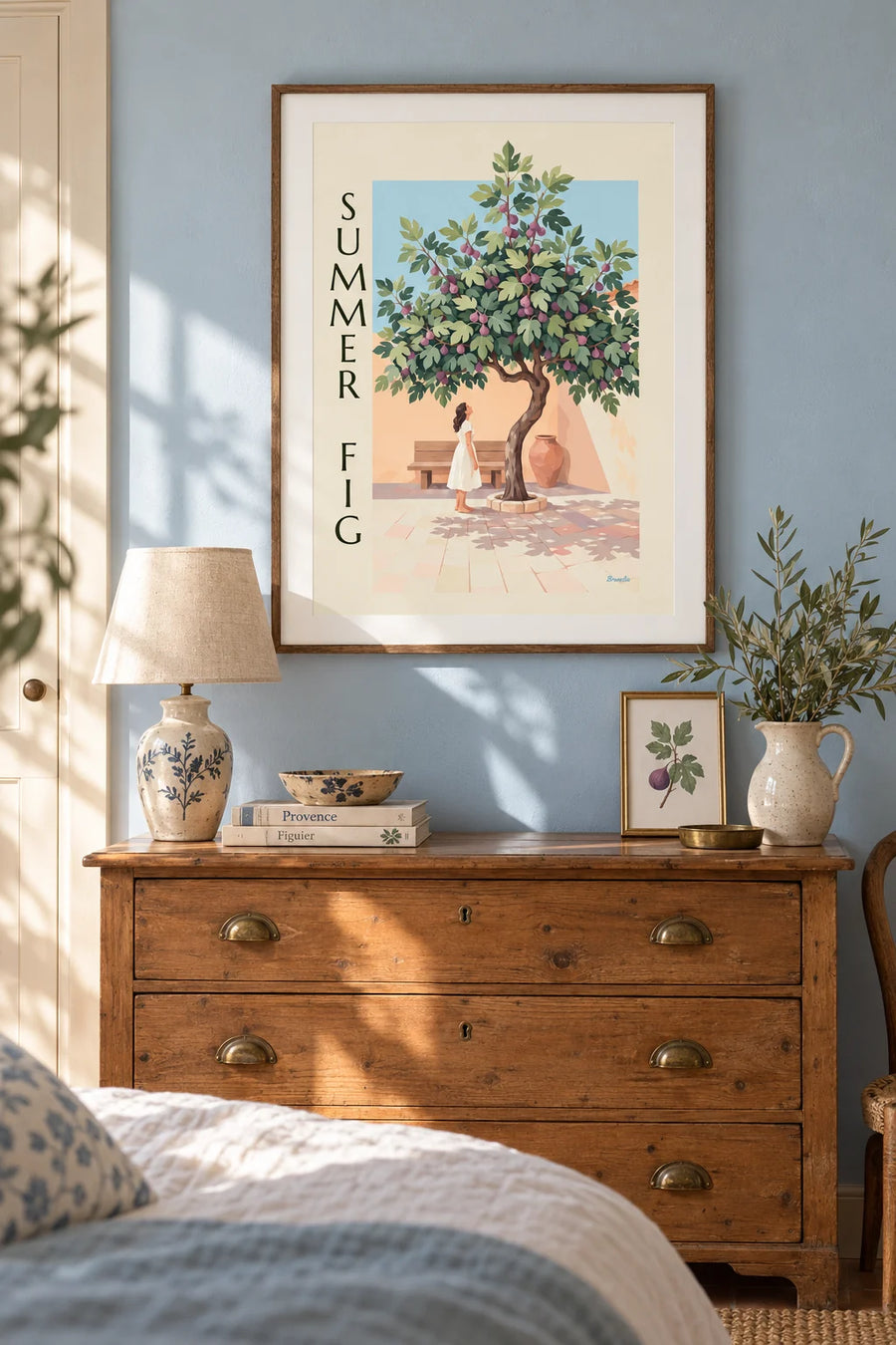 Poster Feigenbaum voller violetter Feigen in einem Steinhof: gerahmt an der Wand