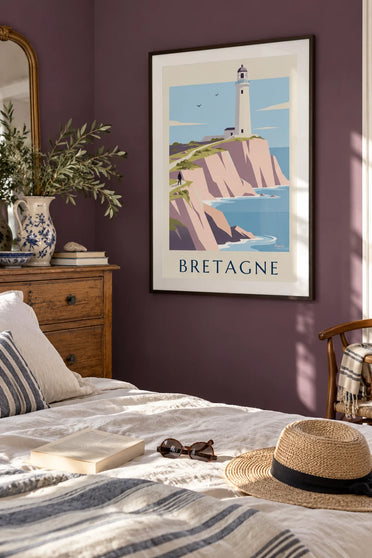 Poster faro bianco in cima alle scogliere rosa della costa bretone: incorniciato alla parete