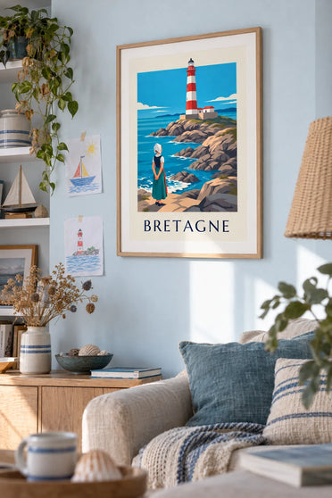 Poster donna con cuffia bretone davanti a un faro rosso e bianco: con cornice appeso al muro