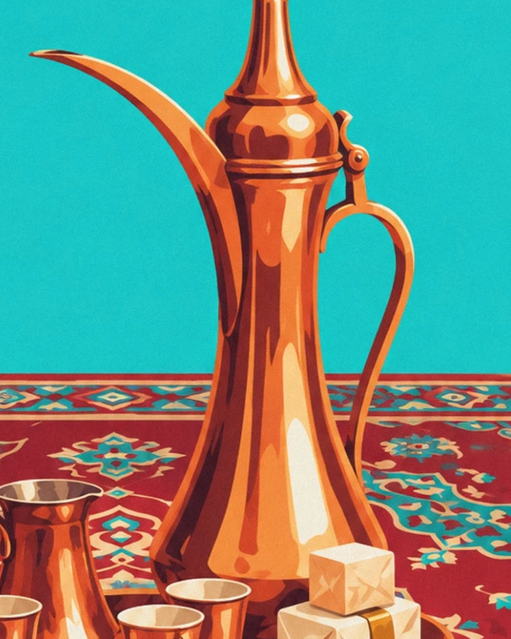 La cafetière cuivrée à longue anse, entourée de tasses et de loukoums
