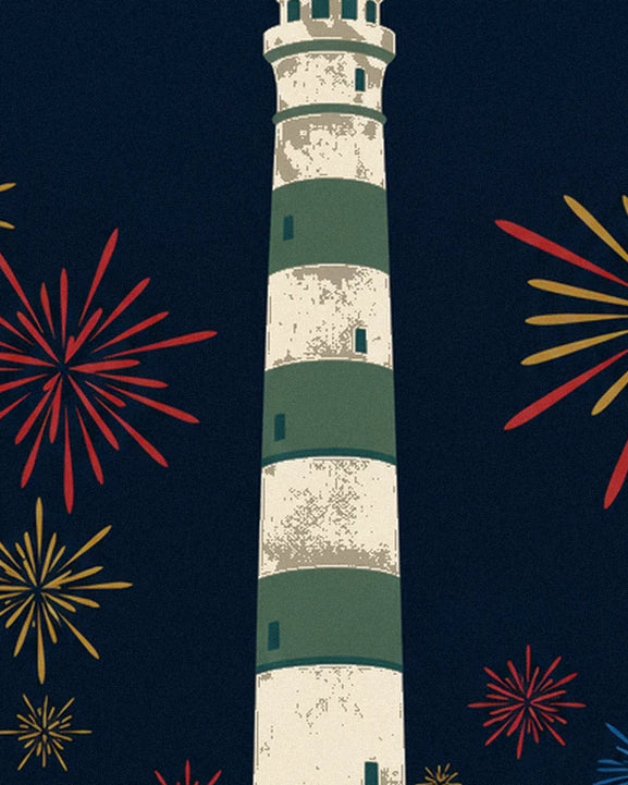 Le phare à rayures vertes et blanches, entouré de feux d'artifice rouges et dorés
