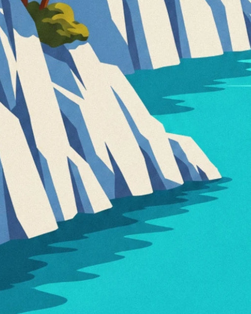 Le pied des falaises blanches et leurs ombres sombres sur l’eau turquoise