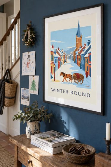 Poster di un cavallo e un carretto in un villaggio innevato: incorniciato al muro