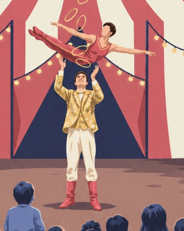 Le jongleur en veste dorée sous l’acrobate en rouge, devant le public du cirque