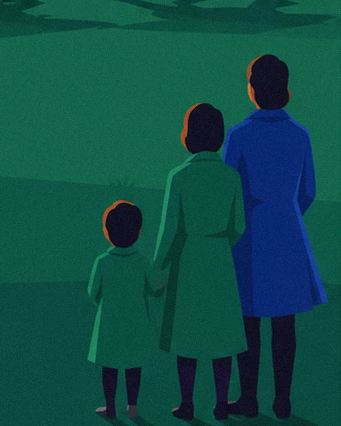 Une mère et ses 2 enfants en manteaux bleu et vert, de dos, face à la pelouse