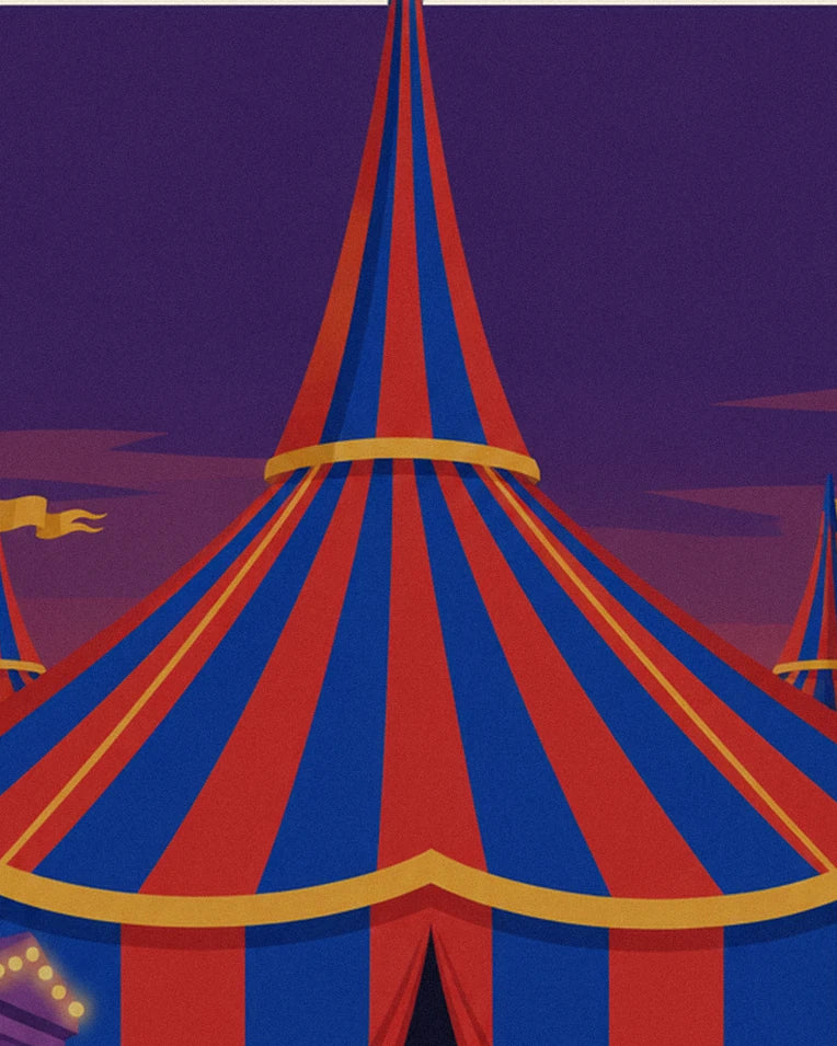 Le grand chapiteau rayé rouge et bleu sous un ciel violet de crépuscule, fanion jaune au vent