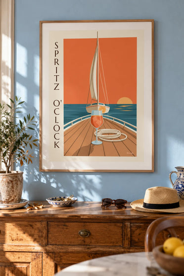 Poster Spritz an Deck eines Segelboots bei Sonnenuntergang: gerahmt an der Wand