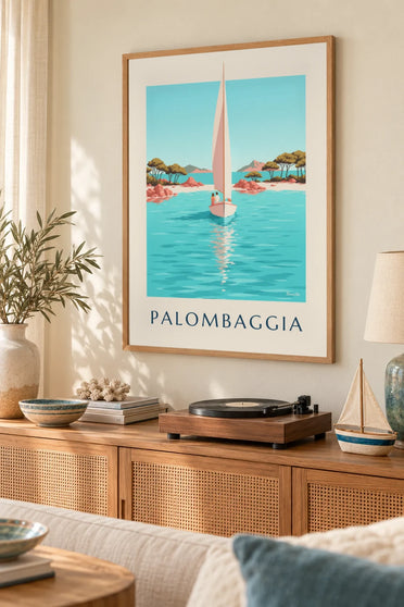 Poster Strand von Palombaggia, Pinien und Segelboot vor Anker auf Korsika: gerahmt an der Wand