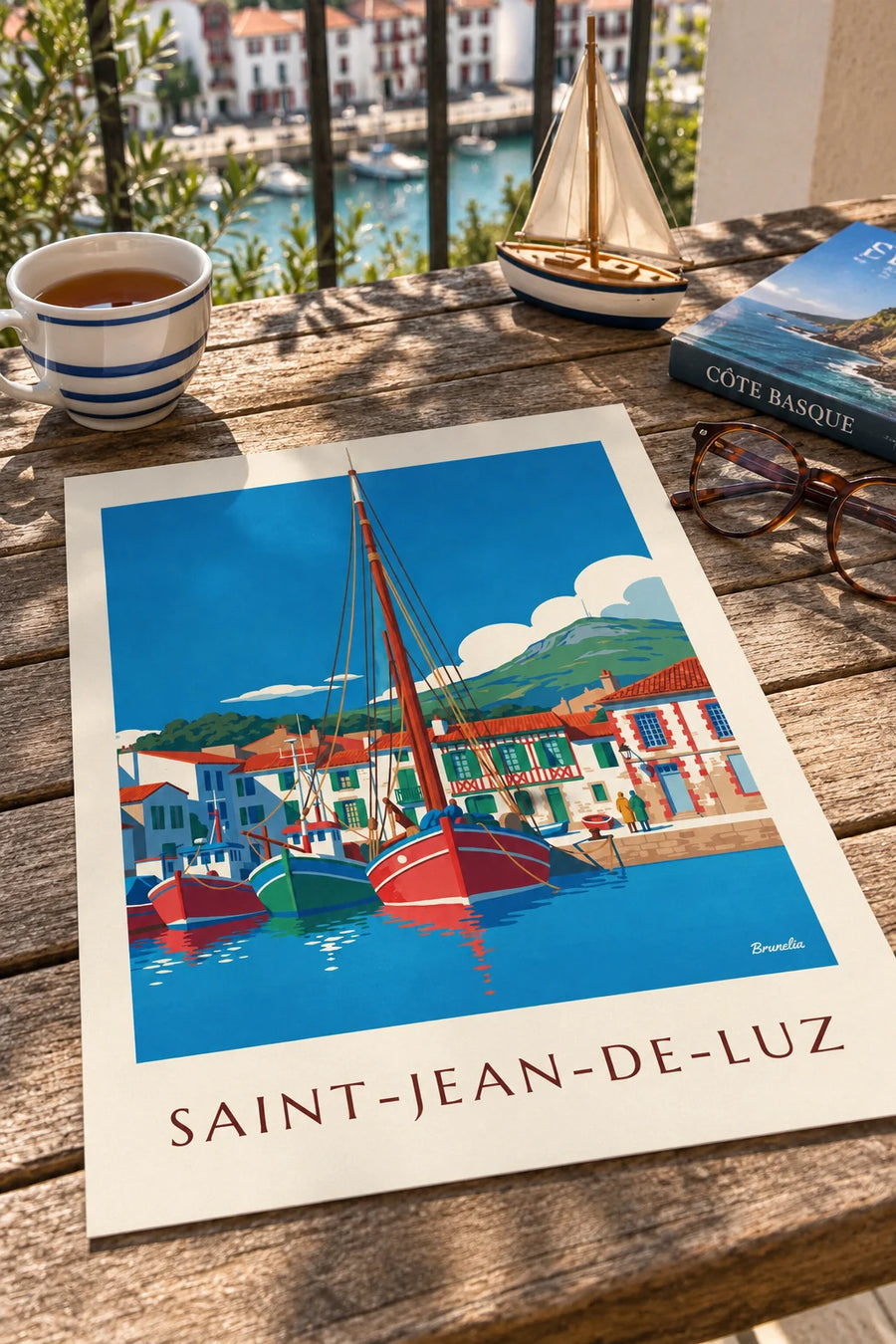 Poster del porto peschereccio di Saint-Jean-de-Luz e della Rhune: appoggiato su un tavolo