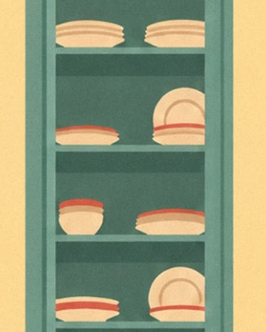 Les piles d’assiettes crème aux liserés rouges sur les étagères du buffet vert