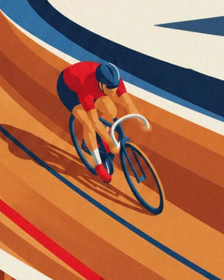 Le cycliste en maillot rouge et casque bleu penché sur son vélo, sur la piste en bois