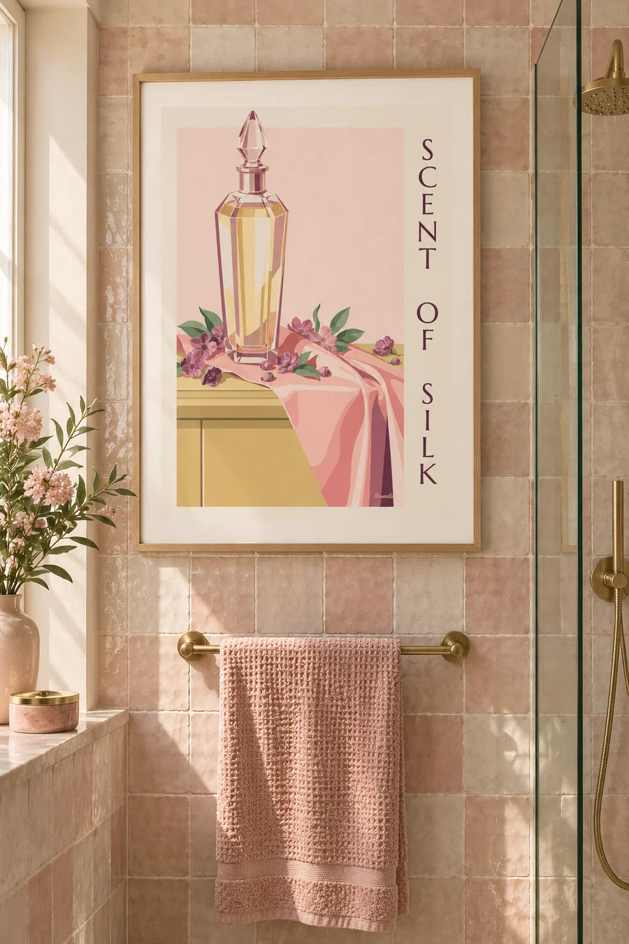 Affiche flacon de parfum en cristal et soie drapée : encadrée au mur