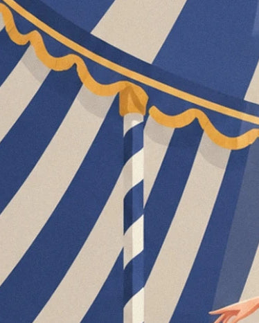 Les rayures bleues et crème du chapiteau, bordées de festons dorés