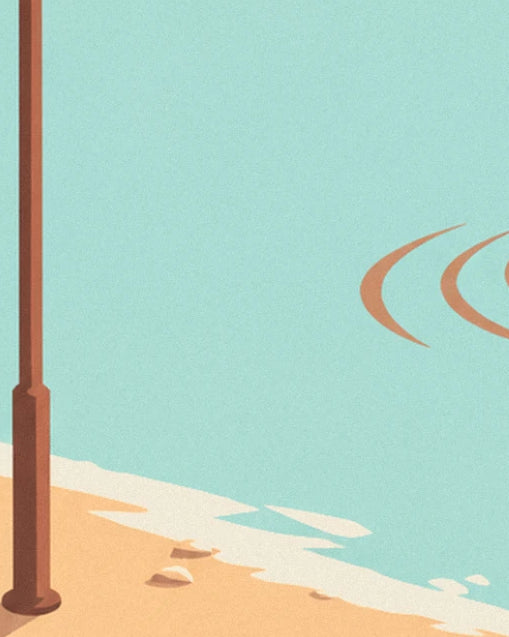 Le lampadaire brun sur le sable doré, avec l'écume qui borde l'eau claire