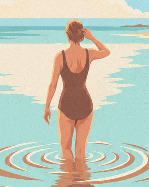 La baigneuse de dos en maillot marron, la main dans les cheveux, entourée d'ondes dans l'eau claire