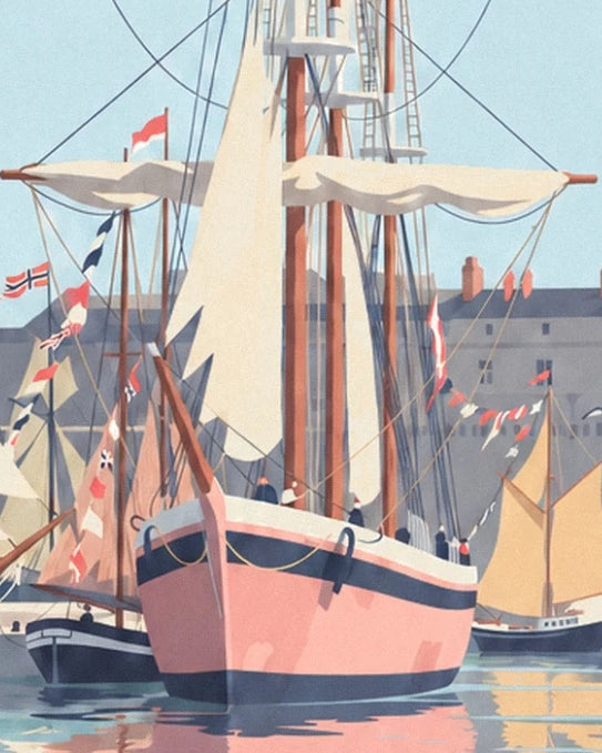 La coque rose d'un vieux gréement, ses voiles crème et ses guirlandes de pavillons