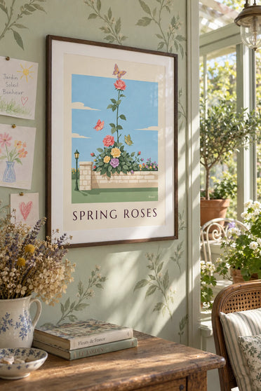 Poster Strauß mit Frühlingsrosen und Schmetterlingen: gerahmt an der Wand