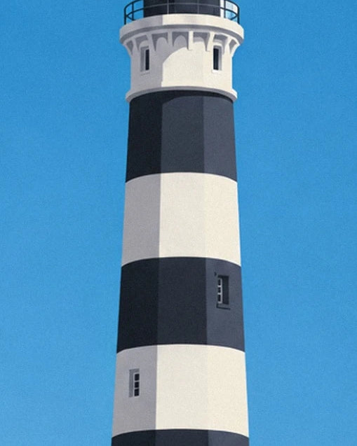 La torre del faro di Créac'h, a strisce nere e bianche contro il cielo azzurro