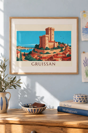Poster Tour Barberousse von Gruissan über Dächern und Hafen: gerahmt an der Wand