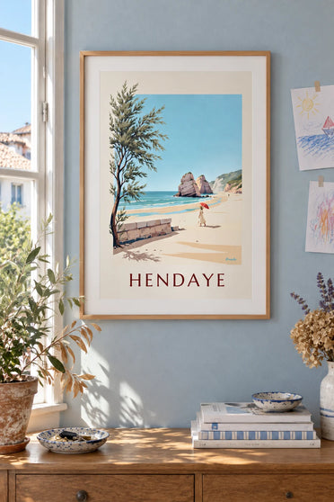 Affiche femme à l'ombrelle rouge sur la plage d'Hendaye : encadrée au mur