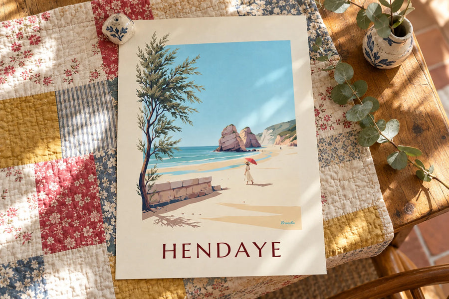 Affiche femme à l'ombrelle rouge sur la plage d'Hendaye : posée sur une table
