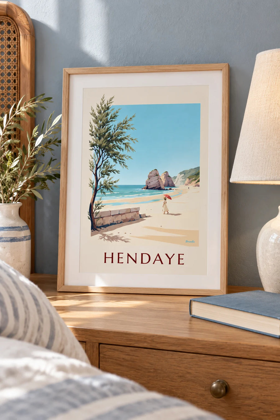 Affiche femme à l'ombrelle rouge sur la plage d'Hendaye : petit format A4 encadré