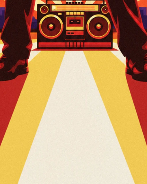 Le grand poste radio rouge et or posé entre les chaussures de l'artiste, sur le toit