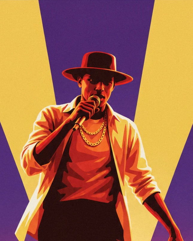 Le rappeur au chapeau et à la chaîne dorée, micro en main, sous les faisceaux jaunes et violets