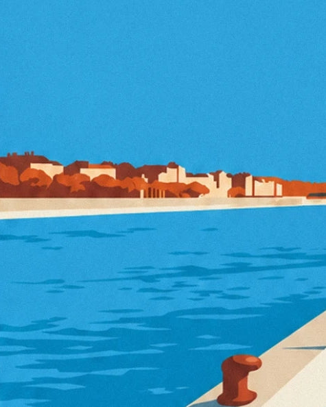 La Loire aux reflets bleus, un bollard rouge et les façades de la rive opposée
