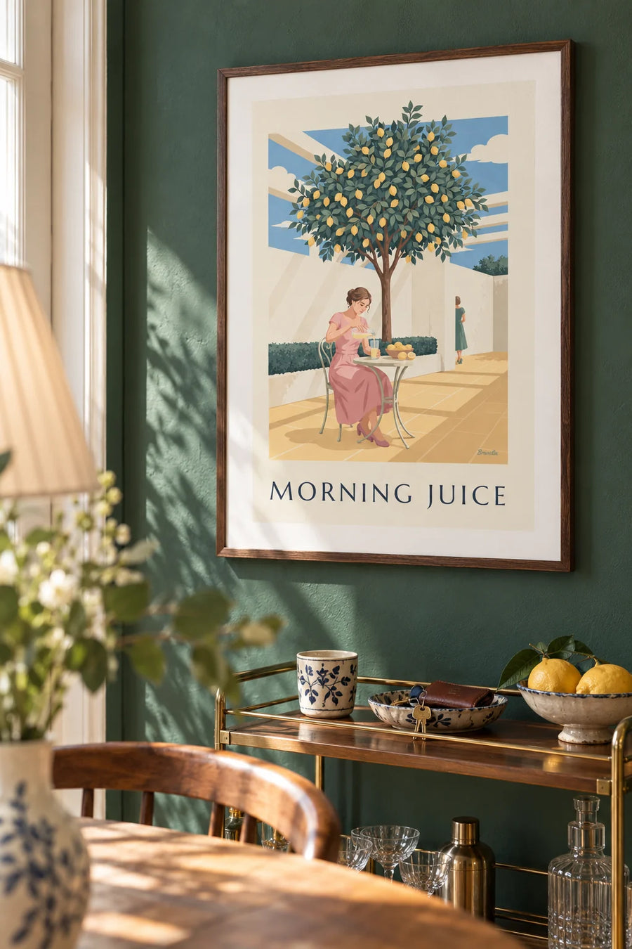 Affiche femme versant un jus de citron sous un citronnier : encadrée au mur