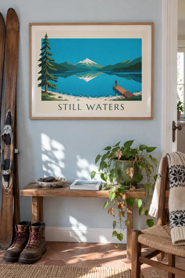 Poster Bergsee, Tannenwälder und Holzsteg: gerahmt an der Wand