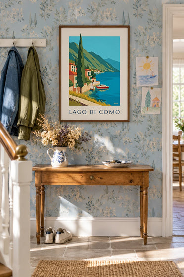 Poster Ufer des Comer Sees und Holzboot: gerahmt an der Wand