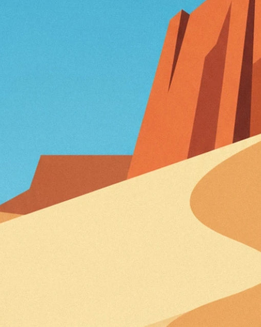 Le grand rocher orange aux arêtes sombres, dominant une dune de sable clair sous un ciel bleu