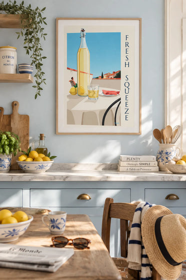 Affiche bouteille de limonade artisanale sur une terrasse au soleil : encadrée au mur