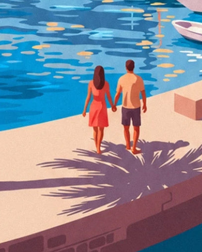 Un couple main dans la main sur le quai clair, sous les ombres des palmiers