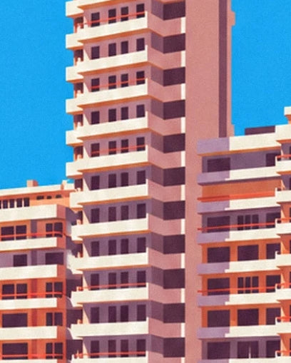 La tour rose aux balcons blancs superposés sur le ciel bleu de Villeneuve-Loubet