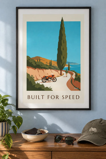 Poster orangefarbenes Café-Racer-Motorrad auf einer Küstenstraße: gerahmt an der Wand