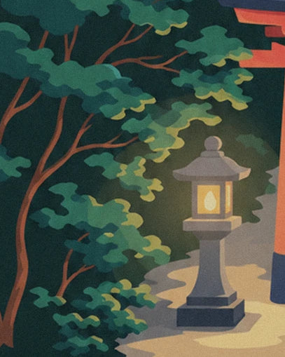 La lanterne de pierre à la lumière dorée, entre les feuillages et un torii rouge