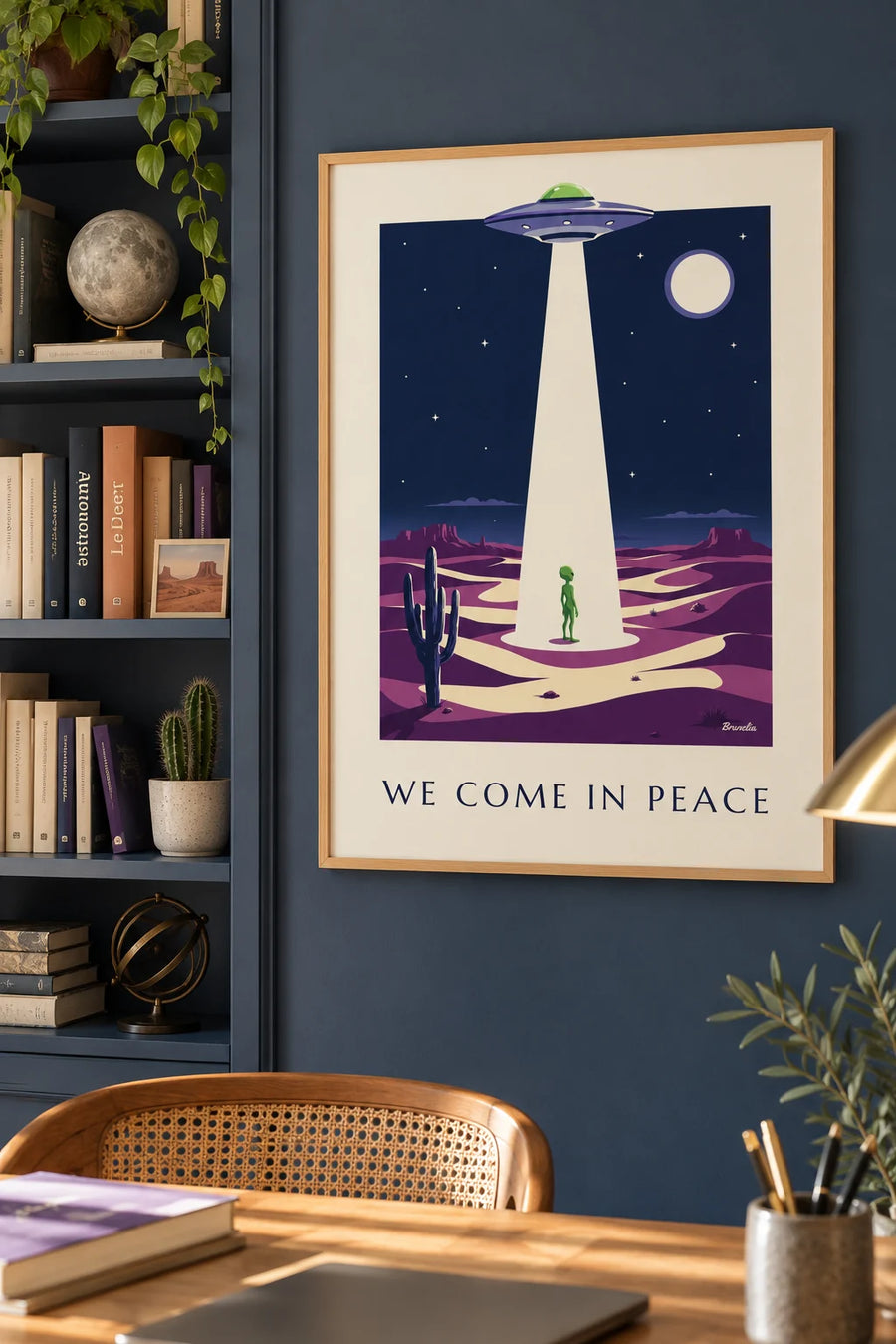 Affiche OVNI, alien et soucoupe volante dans le désert : encadrée au mur