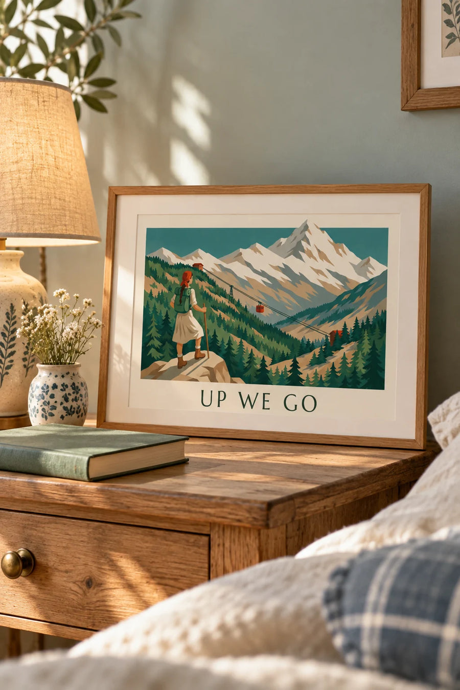 Poster Wanderin vor einer Seilbahn und einem schneebedeckten Berg: kleines A4-Format im Rahmen