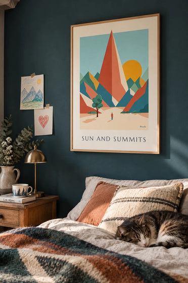 Poster con montagne geometriche sotto un grande sole rotondo: incorniciato alla parete